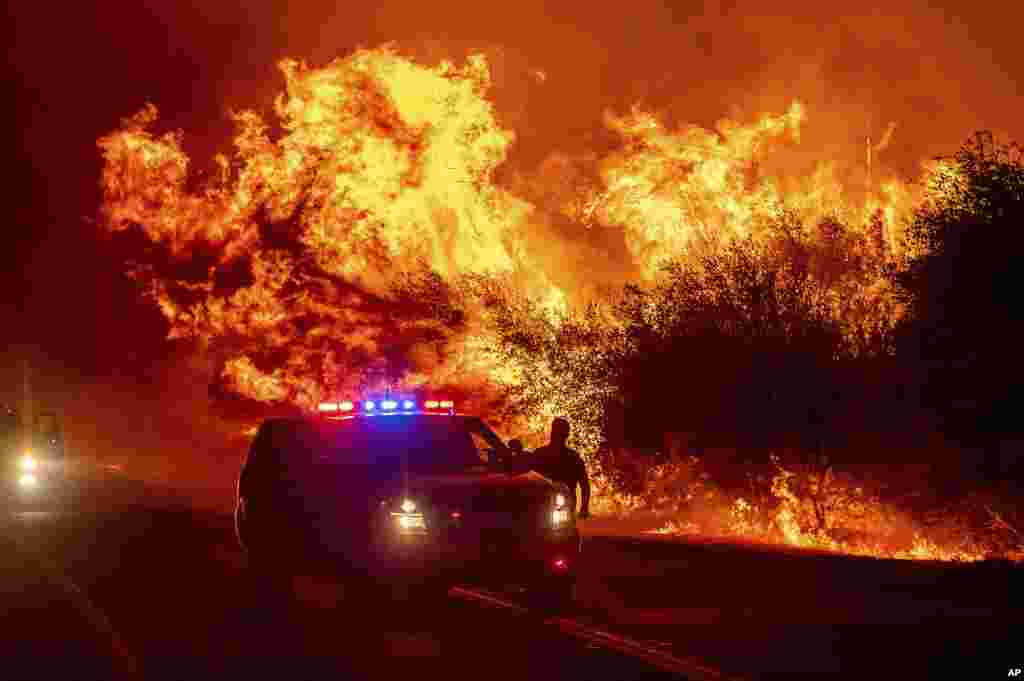 អណ្តាតភ្លើងកំពុងឆាបឆេះនៅក្បែផ្លូវជាតិលេខ ១៦២ ខណៈហេតុការណ៍ភ្លើងឆេះព្រៃ &#171;Bear Fire&#187; កំពុងកើតឡើងនៅទីក្រុង Oroville រដ្ឋ California ថ្ងៃពុធ ទី៩ ខែកញ្ញា ឆ្នាំ២០២០។
