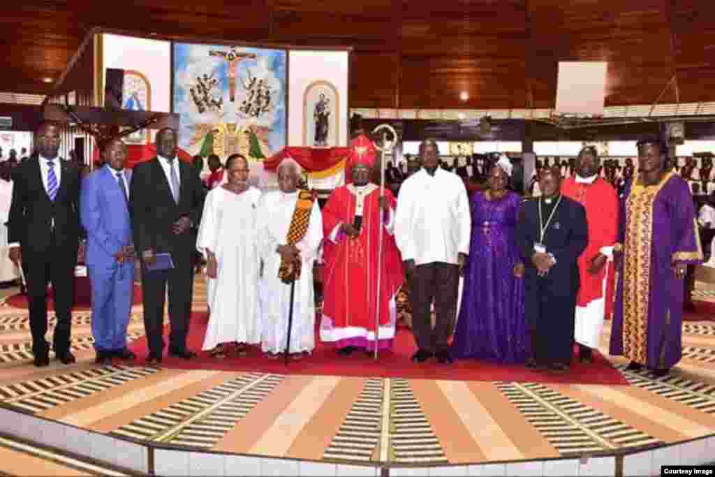 Baada ya misa ya kumuombea hayati Mwalimu Nyerere, Rais Museveni na Familia ya Mwalimu Nyerere, Namugongo, Uganda.