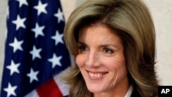 រូបឯកសារ៖ លោកស្រី Caroline Kennedy ញញឹមពេល​ថ្លែង​សុន្ទរកថាពេល​លោកស្រីទៅដល់​អាកាសយានដ្ឋានអន្តរជាតិ​ Narita ភាគខាង​កើត​ទីក្រុង​តូក្យូ ប្រទេស​ជប៉ុន កាលពី​ថ្ងៃទី១៥ ខែ​វិច្ឆិកា ឆ្នាំ២០១៣។ (រូបភាព AP)