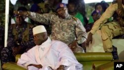 Le président sortant gambien Yahya Jammeh entouré de sa garde militaire à Banjul, Gambie, 29 novembre 20163.