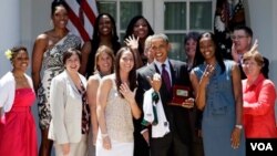 El presidente Obama celebra con el equipo Seattle Storm en la Casa Blanca.