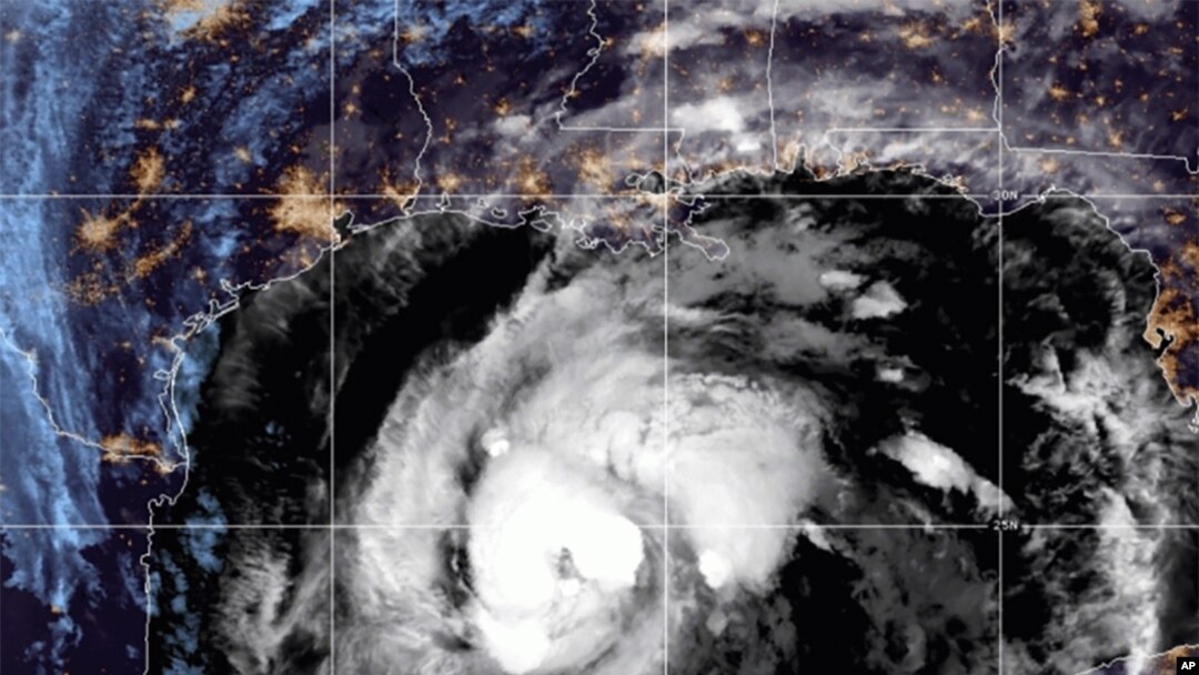 Citra satelit yang disediakan oleh National Oceanic and Atmospheric Administration (NOAA) ini menunjukkan Badai Tropis Zeta, Rabu, 28 Oktober 2020, pukul 10:52 GMT (06:52 EDT). (NOAA / NESDIS / STAR melalui AP)