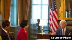 美國副總統拜登(右)在白宮會見香港前政務司司長陳方安生(中) 及民主黨創黨主席李柱銘 (左) (白宮網站圖片)