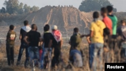 Para demonstran Palestina di Jalur Gaza bentrok dengan pasukan keamanan Israel yang berlindung di balik bukit pasir (foto: dok). Laporan PBB mengatakan, jumlah penduduk Gaza akan lebih dari dua kali lipat dalam sekitar 30 tahun.