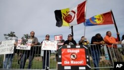 Los Pieles Rojas enfrentan otra protesta por el nombre del equipo a su llegada a Minnesota.