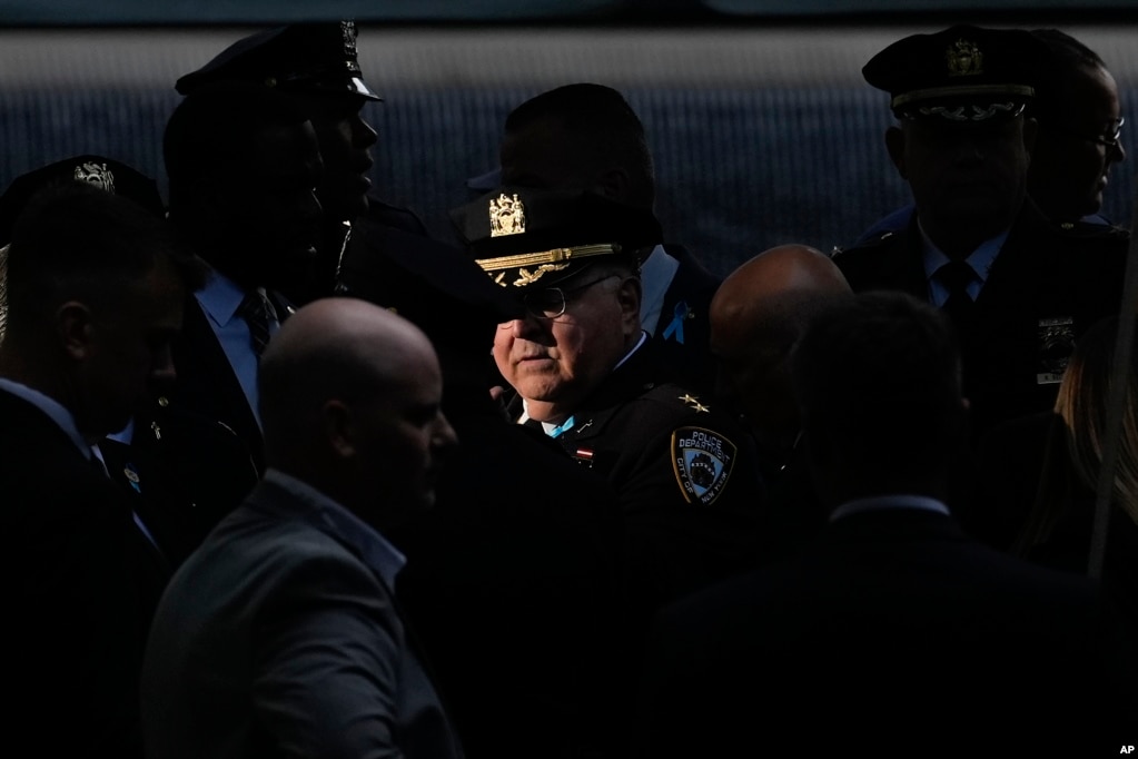 El jefe adjunto del departamento de Policía de Nueva York, Robert J. Romano, también estuvo en la ceremonia conmemorativa por el aniversario 23 del ataque terrorista.