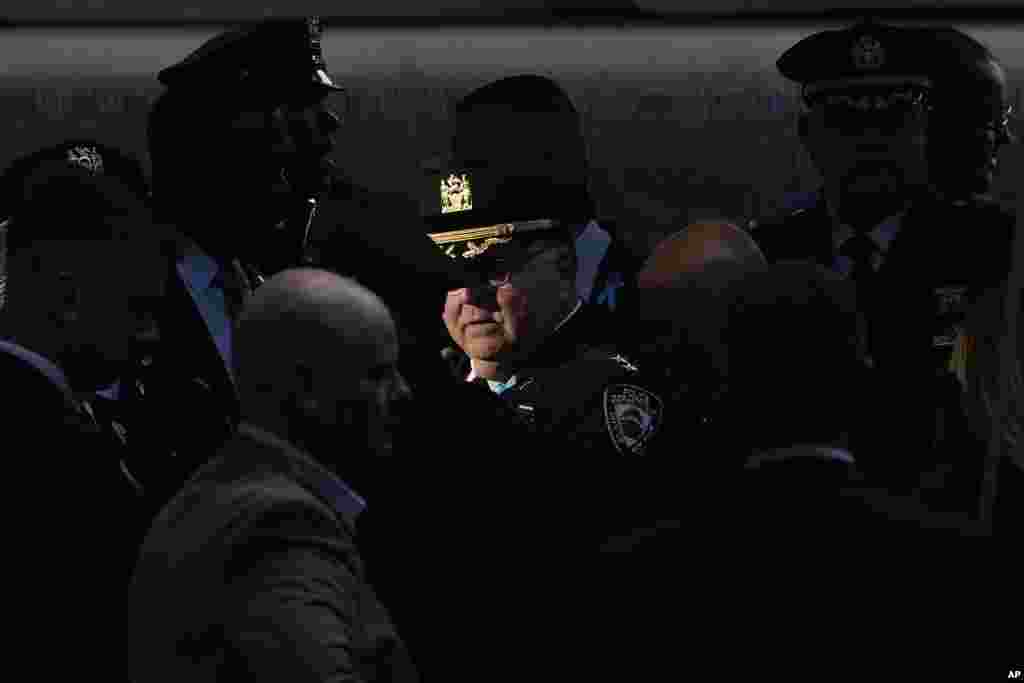 El jefe adjunto del departamento de Policía de Nueva York, Robert J. Romano, también estuvo en la ceremonia conmemorativa por el aniversario 23 del ataque terrorista.