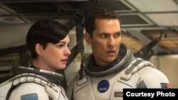 Hai diễn viên Matthew McConaughey và Ann Hathaway trong bộ phim "Interstellar".