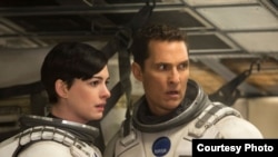 Matthew McConaughey y Ann Hathaway , los protagonistas de la película 'Interstelar', la más pirateada de 2015.