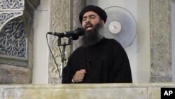 Dalam gambar yang diambil dari tayangan video pada Juli, menunjukkan pemimpin ISIS, Abu Bakr al-Baghdadi, memberikan ceramah di Irak, 5 Juli 2014. Media ISIS mengumumkan kematian putra al-Baghdadi.
