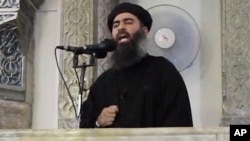 Dalam gambar yang diambil dari rekaman video dari situs web kelompok militan, 5 Juli 2014, yang sudah dibuktikan keasliannya berdasarkan konten dan laporan AP lainnya, tampak pemimpin ISIS Abu Bakr al-Baghdadi, memberikan ceramah di masjid di Irak.