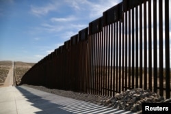 지난 5일 미국 뉴멕시코주 산타 테레사에서 국경장벽이 세워져 있다.