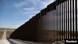 Nuevo muro de postes de acero en Santa Teresa, Nuevo México, en la frontera de EE.UU. con México. Foto: Marzo 5 de 2019.