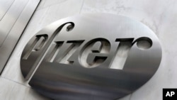 미국 제약회사 '화이자(Pfizer)' 뉴욕 본사 건물에 붙츤 회사 로고.