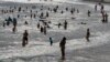 Orang-orang menikmati berenang sore hari di Pantai Bondi Sydney di Sydney, Australia, Senin, 16 November 2020. (Foto: AP)