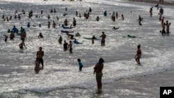 Orang-orang menikmati berenang sore hari di Pantai Bondi Sydney di Sydney, Australia, Senin, 16 November 2020. (Foto: AP)