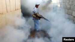 Petugas kesehatan melakukan penyemprotan di kawasan permukiman untuk mencegah infeksi Zika di Managua, Nicaragua (foto: dok.). WHO melaporkan bahwa virus Zika kini bukan lagi merupakan ancaman darurat.