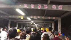 香港"荃葵青”反送中遊行的市民逼爆荃灣花園的行人天橋