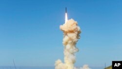 미국 캘리포니아 반덴버그 공군기지에서 발사되고 있는 지상발사 요격미사일의 모습을 미 국방부 산하 미사일방어청(MDA)이 25일 공개했다. 