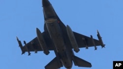 Pesawat jet Turki tinggal landas dari pangkalan udara Incirlik untuk melancarkan serangan udara terhadap PKK (foto: dok).