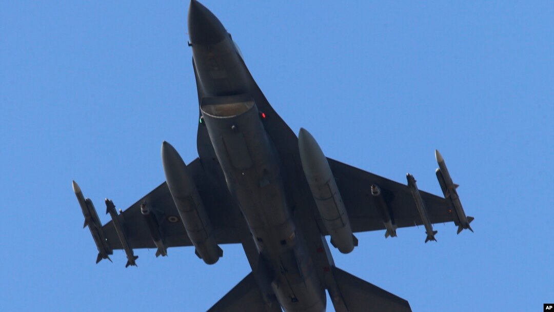 Jet Angkatan Udara Turki yang berisi rudal lepas landas dari Pangkalan Udara Incirlik Air di Adana, Turki selatan (29/7). (AP/Emrah Gurel)