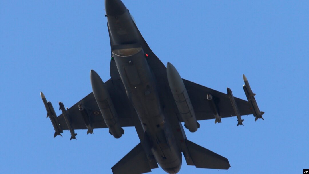 Pesawat jet Turki tinggal landas dari pangkalan udara Incirlik untuk melancarkan serangan udara terhadap PKK (foto: dok).