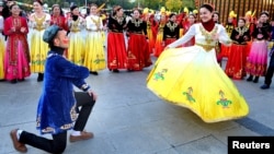 Célébration du 60è anniversaire de la région autonome ouïghoure du Xinjiang, Urumqi, Xinjiang, Chine, le 1er octobre 2015. 