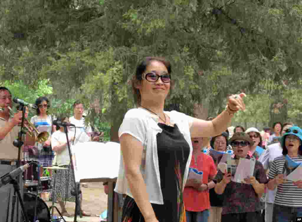 北京景山公园里的红歌团队