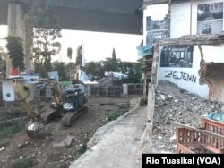 Alat berat masih terparkir di sekitar kawasan RW 11 Tamansari dan telah meratakan sebagian bangunan warga. (Foto: Rio Tuasikal/VOA)