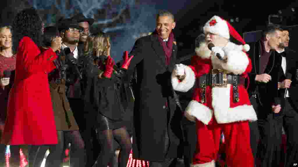 Le 4 décembre 2014, le Président Barack Obama au centre, a inauguré la céremonie de l&#39;Illumination de l&#39;Arbre de Noel à Washington DC sur la place de l&#39;Eclipse près de la Maison Blanche. De nombreux chanteurs et célebrités étaient également presents.
