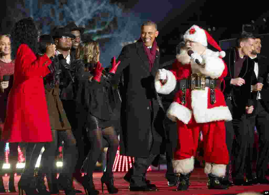 Illumination de l&#39;Arbre de Noël par Barack Obama. Le 4 décembre 2014, le Président Barack Obama au centre, a inauguré la céremonie de l&#39;Illumination de l&#39;Arbre de Noel à Washington DC sur la place de l&#39;Eclipse près de la Maison Blanche. De nombreux chanteurs et célebrités étaient également presents.