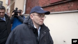 Dmitry Kratov, viên chức duy nhất bị truy tố về cái chết của luật sự Magnitsky rời tòa án sau khi được tuyên bố trắng án, 28/12/12