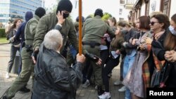 Policija privodi učesnike protesta u Minsku, 12. septembar 2020. ( Foto: Tut.By/via Rojters)