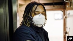 精神健康問題隨病毒而來 發生率在美正上升, 圖為紐約一前線工作人員。