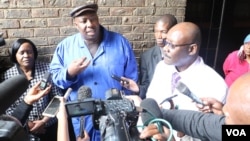 FILE: UMnu. Saviour Kasukuwere loMnu. David Parirenyatwa bakhuluma lentathelizindaba eHarare, Jan. 2017. (S. Mhofu/VOA)