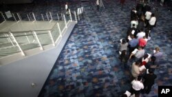 Una feria de empleo en California reunió a personas sin trbaajo en junio, mes en que se creó el mayor número de empleos en cuatro años.