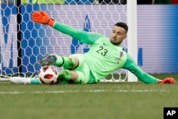 El portero del roatia, Danijel Subasic, salva el penalti decisivo durante un lanzamiento de penaltis después del tiempo extra durante el partido de octavos de final entre Croacia y Dinamarca en la Copa Mundial de fútbol 2018 en el Estadio Nizhny Novgorod, en Nizhny Novgorod. Rusia, el domingo 1 de julio de 2018.