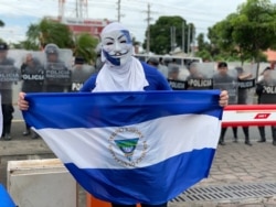 Un manifestante protestando con la bandera de Nicaragua.