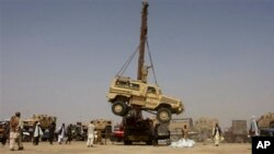 7일 파키스탄과 아프가니스탄 국경지역에서 NATO군 차량을 운반중인 파키스탄 노동자들. (자료사진)