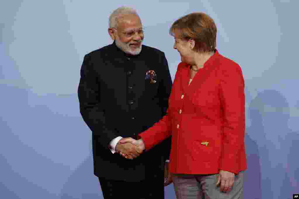 حواشی نشست سران گروه ۲۰&nbsp; در هامبورگ- خوش آمدگویی آنگلا مرکل، صدر اعظم آلمان به نارندرا مودی، نخست وزیر هند