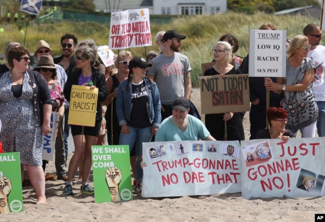 Người biểu tình trên một bờ biển gần câu lạc bộ golf Turnberry, Scotland, ngày 14 tháng 7, 2018.