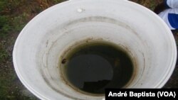 Fonte de água poluida em Cassoca, Moçambique