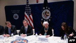 2023年7月8日，美国驻华大使尼古拉斯·伯恩斯（左二）和美国财政部长珍妮特·耶伦（右二）出席在美国驻北京大使馆举行的气候圆桌会议。