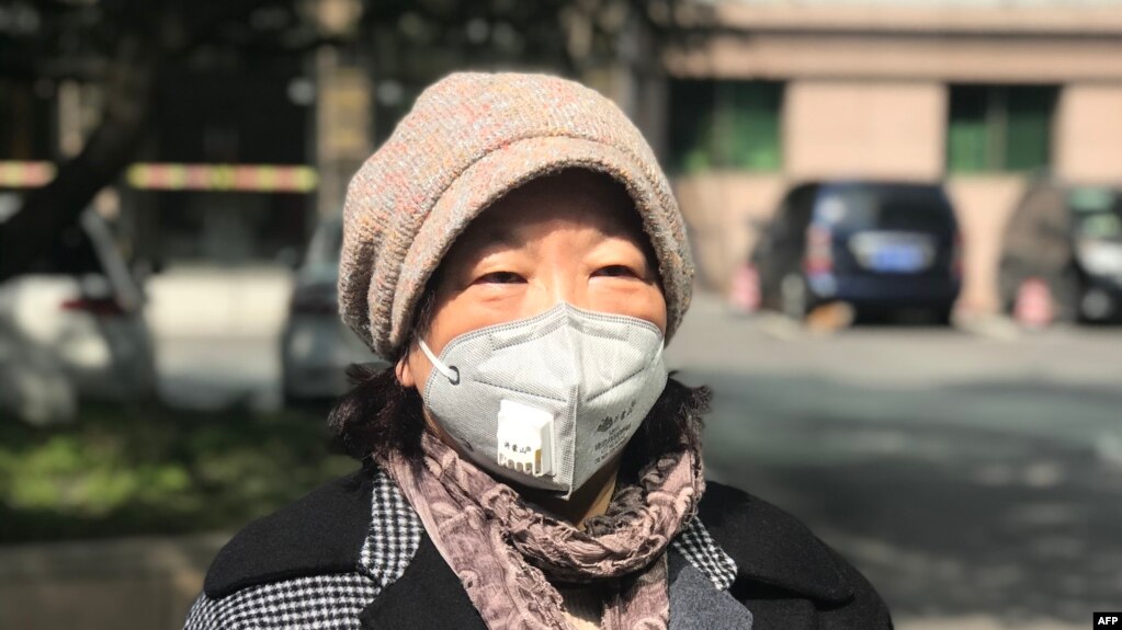 中国作家方方在武汉对媒体讲话。 (2020年2月22日)