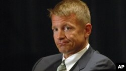 Erik Prince, hermano de Betsy DaVos y simpatizante del presidente Donald Trump, conversó con un enviado ruso tratando de establecer un canal secreto de comunicaciones entre Washington y Moscú.