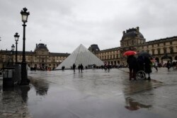 The Louvre Museum was closed again on Monday, March 2, 20101, as management was meeting with staff worried about the spread of the new virus in the world's most-visited museum.