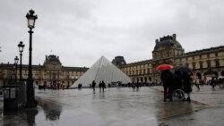 Paris'teki ünlü Louvre Müzesi ziyarete kapatıldı