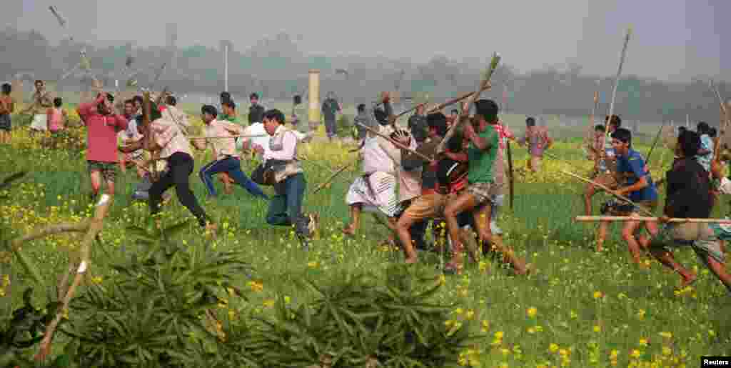 Activists of Bangladesh Jamaat-e-Islami party and Bangladesh Nationalist Party chase activists of the Awami League during a clash in Rajshahi, Jan. 5, 2014.