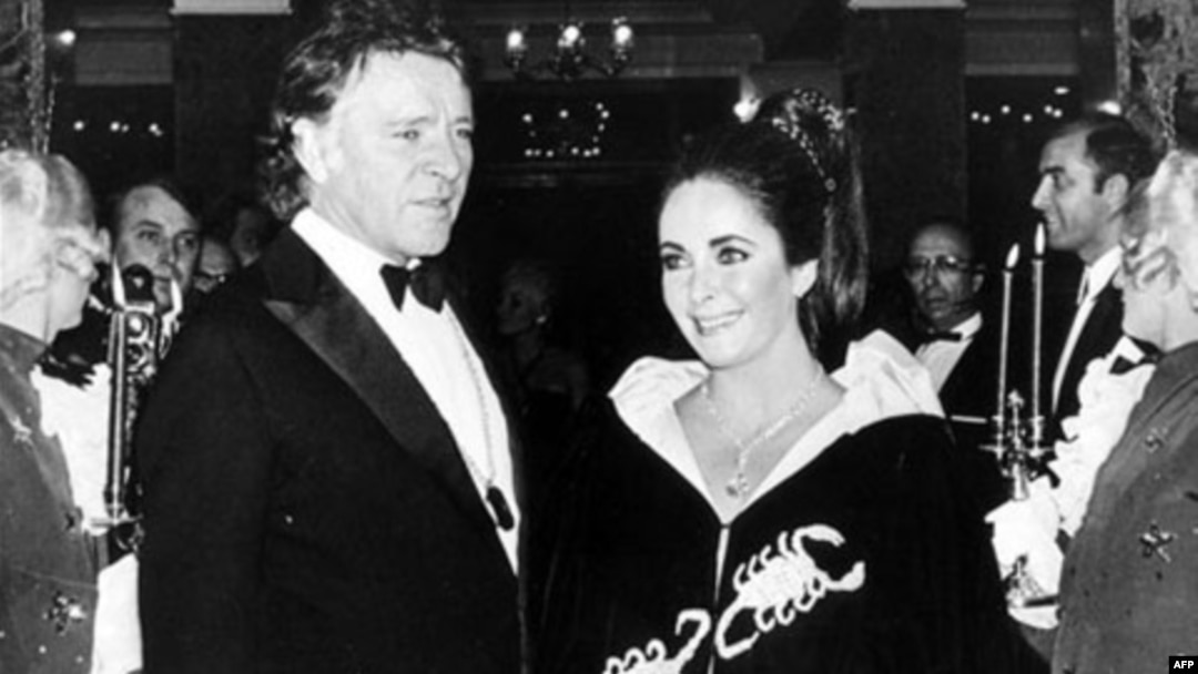 Elizabet Taylor 1969 yilda o'sha paytdagi turmush o'rtog'i Richard Burton bilan, Monako