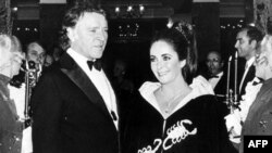 Elizabet Taylor 1969 yilda o'sha paytdagi turmush o'rtog'i Richard Burton bilan, Monako